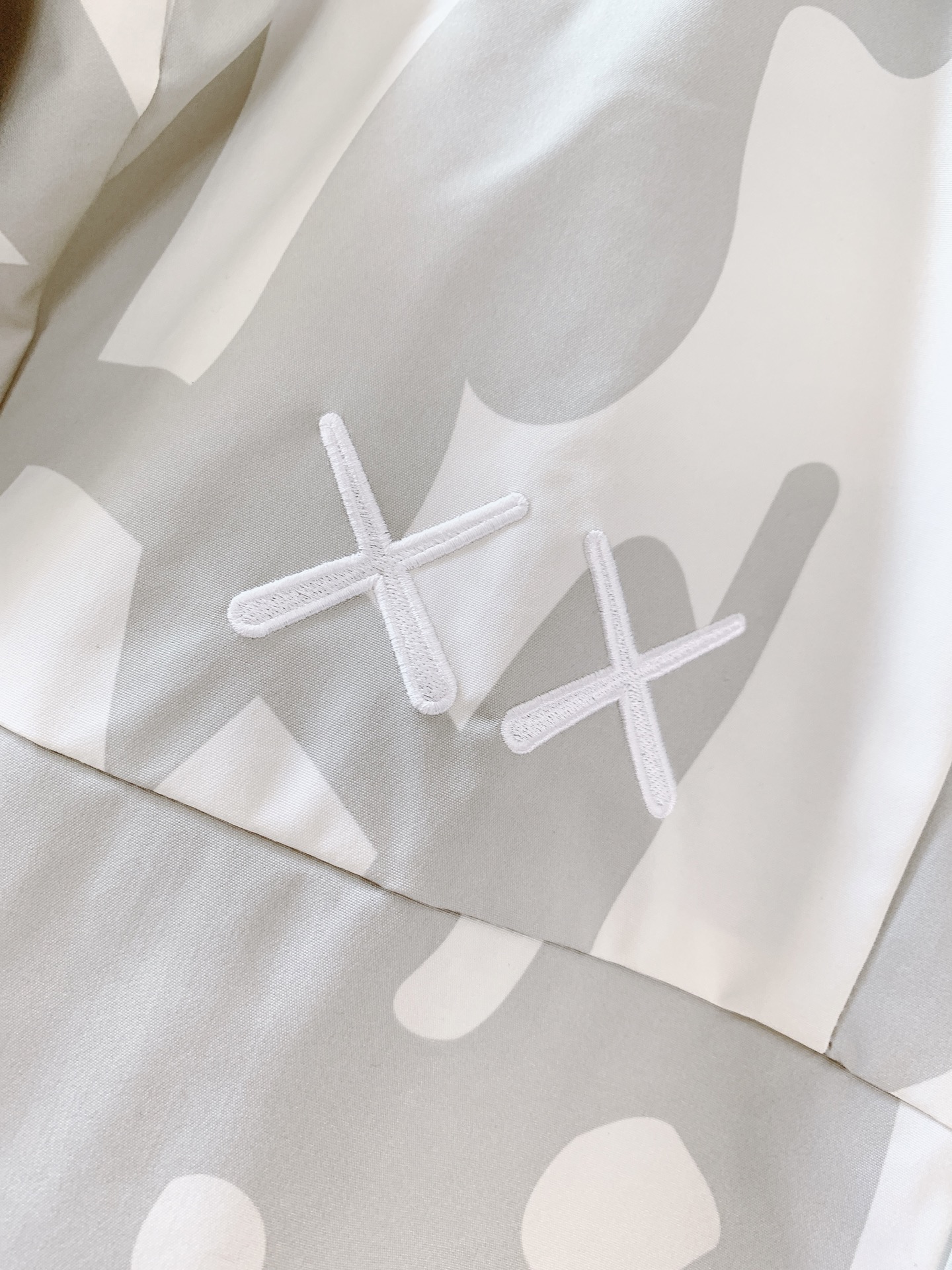 The North Face®北面 ✖️ Kaws联名冲锋衣🥼 采用品牌Dryvent功能性户外面料,高密度织物,具备防 The North Face®北面 ✖️ Kaws联名冲锋衣🥼 采用品牌Dryvent功能性户外面料,高密度织物,具备防