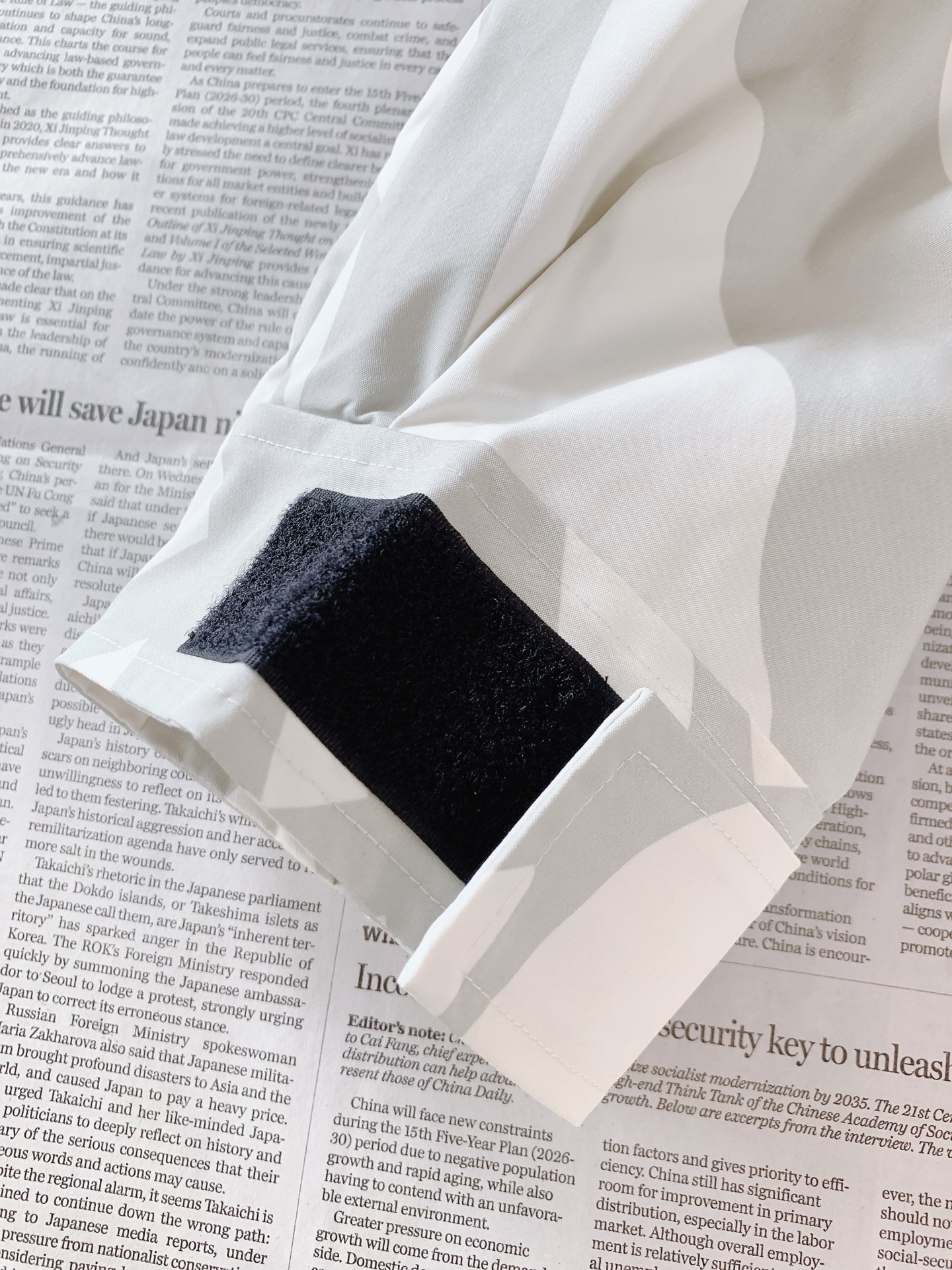 The North Face®北面 ✖️ Kaws联名冲锋衣🥼 采用品牌Dryvent功能性户外面料,高密度织物,具备防 The North Face®北面 ✖️ Kaws联名冲锋衣🥼 采用品牌Dryvent功能性户外面料,高密度织物,具备防