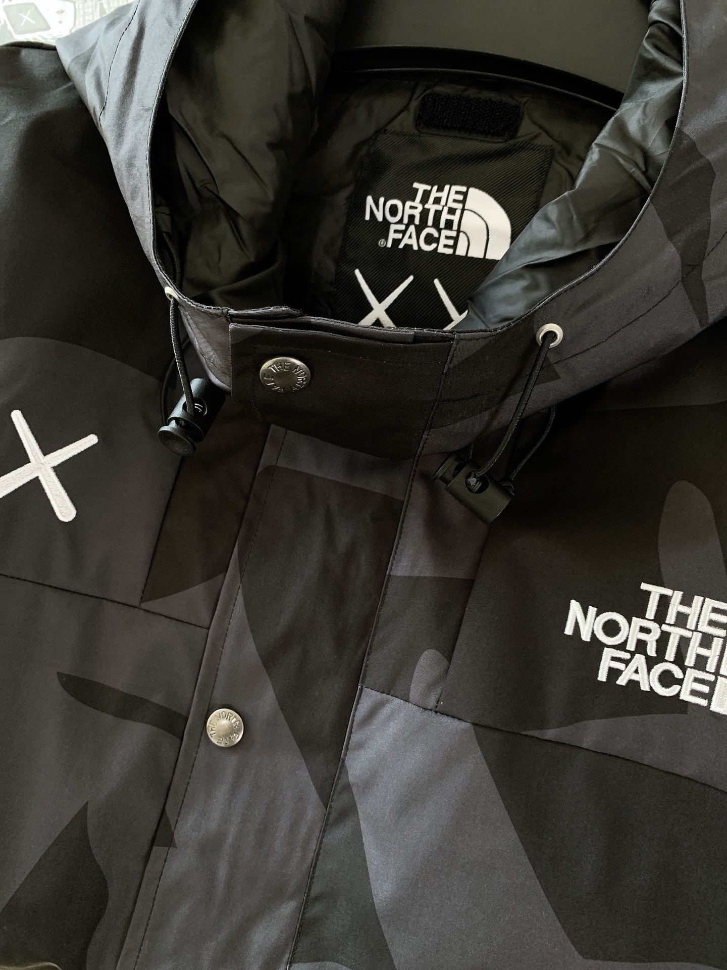 The North Face®北面 ✖️ Kaws联名冲锋衣🥼 采用品牌Dryvent功能性户外面料,高密度织物,具备防 The North Face®北面 ✖️ Kaws联名冲锋衣🥼 采用品牌Dryvent功能性户外面料,高密度织物,具备防