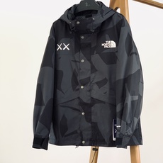 The North Face®北面 ✖️ Kaws联名冲锋衣🥼 采用品牌Dryvent功能性户外面料,高密度织物,具备防 The North Face®北面 ✖️ Kaws联名冲锋衣🥼 采用品牌Dryvent功能性户外面料,高密度织物,具备防
