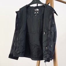 The North Face®北面 ✖️ Kaws联名冲锋衣🥼 采用品牌Dryvent功能性户外面料,高密度织物,具备防 The North Face®北面 ✖️ Kaws联名冲锋衣🥼 采用品牌Dryvent功能性户外面料,高密度织物,具备防
