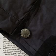 The North Face®北面 ✖️ Kaws联名冲锋衣🥼 采用品牌Dryvent功能性户外面料,高密度织物,具备防 The North Face®北面 ✖️ Kaws联名冲锋衣🥼 采用品牌Dryvent功能性户外面料,高密度织物,具备防