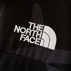 The North Face®北面 ✖️ Kaws联名冲锋衣🥼 采用品牌Dryvent功能性户外面料,高密度织物,具备防 The North Face®北面 ✖️ Kaws联名冲锋衣🥼 采用品牌Dryvent功能性户外面料,高密度织物,具备防
