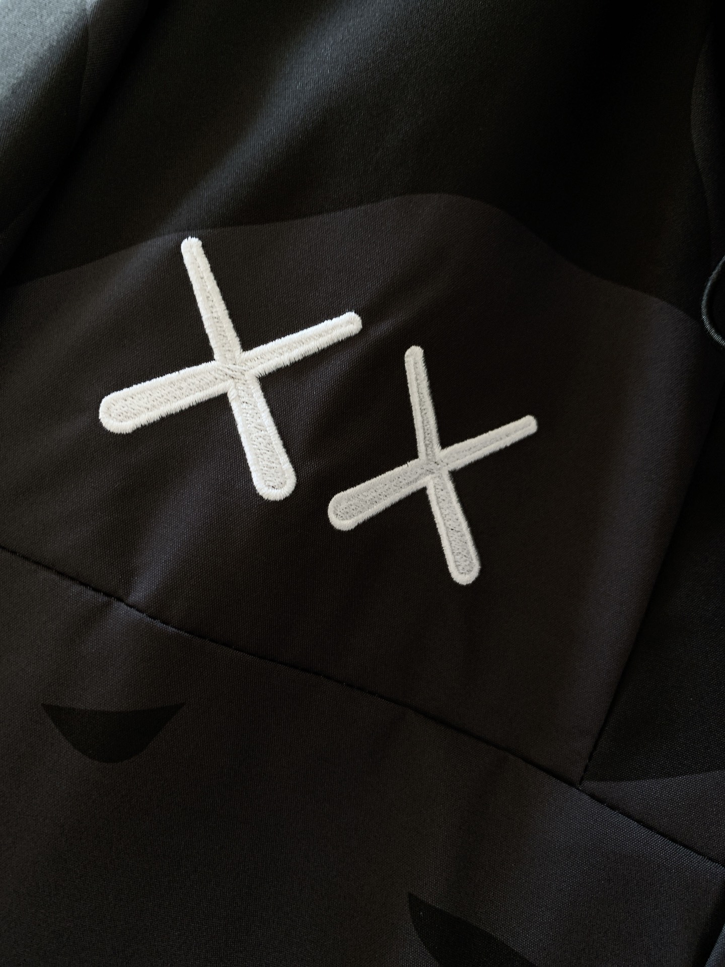 The North Face®北面 ✖️ Kaws联名冲锋衣🥼 采用品牌Dryvent功能性户外面料,高密度织物,具备防 The North Face®北面 ✖️ Kaws联名冲锋衣🥼 采用品牌Dryvent功能性户外面料,高密度织物,具备防