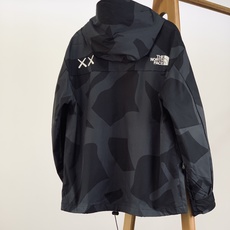 The North Face®北面 ✖️ Kaws联名冲锋衣🥼 采用品牌Dryvent功能性户外面料,高密度织物,具备防 The North Face®北面 ✖️ Kaws联名冲锋衣🥼 采用品牌Dryvent功能性户外面料,高密度织物,具备防