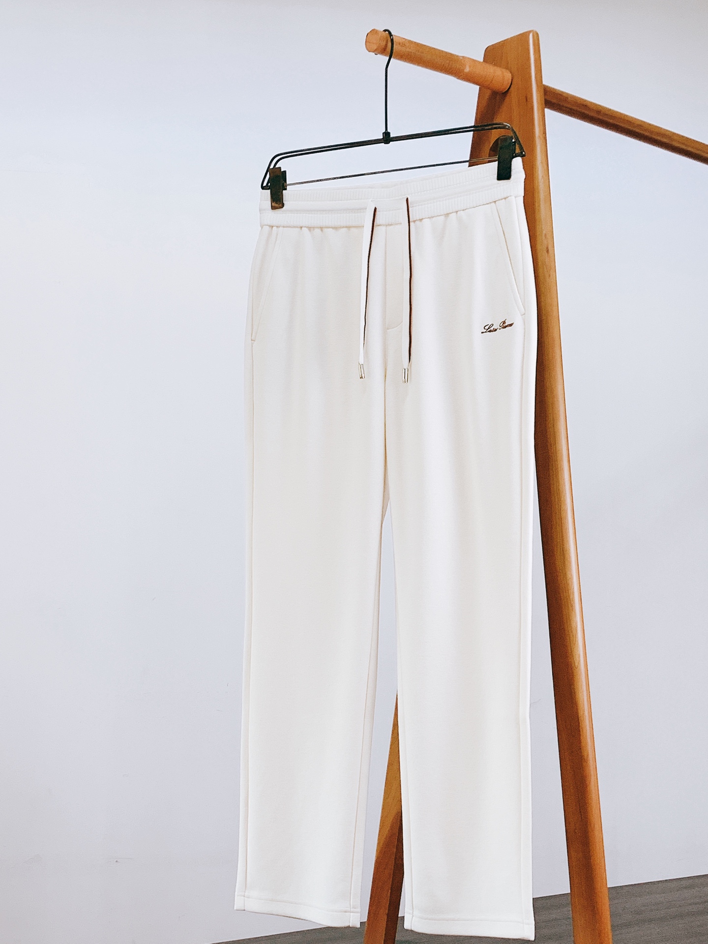 LoroPiana L.P FW早秋新品 Loro Piana高端休闲直筒裤,意式轻奢的代表之作!采用软糯高级的混纺针 LoroPiana L.P FW早秋新品 Loro Piana高端休闲直筒裤,意式轻奢的代表之作!采用软糯高级的混纺针
