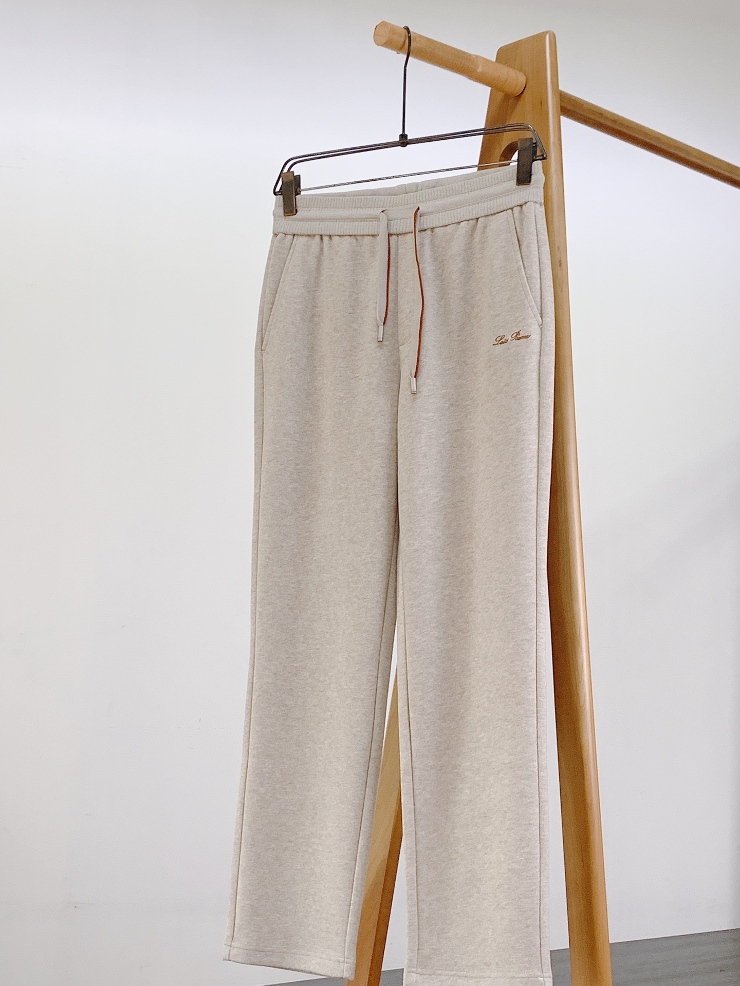 LoroPiana L.P FW早秋新品 Loro Piana高端休闲直筒裤,意式轻奢的代表之作!采用软糯高级的混纺针 LoroPiana L.P FW早秋新品 Loro Piana高端休闲直筒裤,意式轻奢的代表之作!采用软糯高级的混纺针