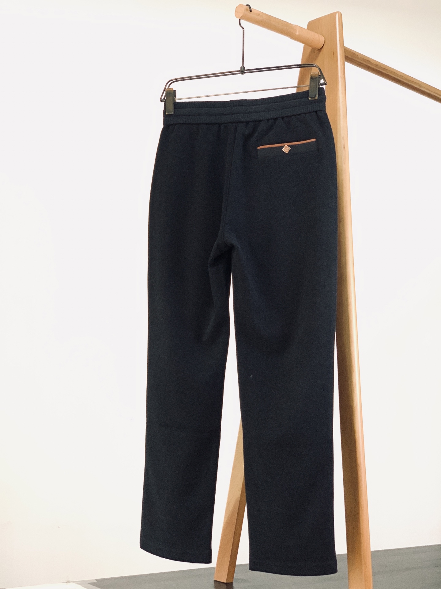 LoroPiana L.P FW早秋新品  Loro Piana高端休闲直筒裤，意式轻奢的代表之作！采用软糯高级的混纺针