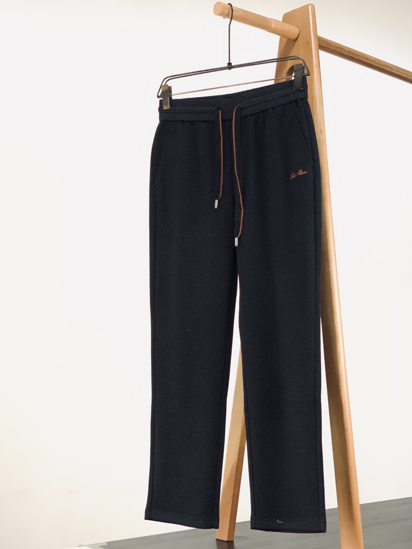 LoroPiana L.P FW早秋新品 Loro Piana高端休闲直筒裤,意式轻奢的代表之作!采用软糯高级的混纺针 LoroPiana L.P FW早秋新品 Loro Piana高端休闲直筒裤,意式轻奢的代表之作!采用软糯高级的混纺针