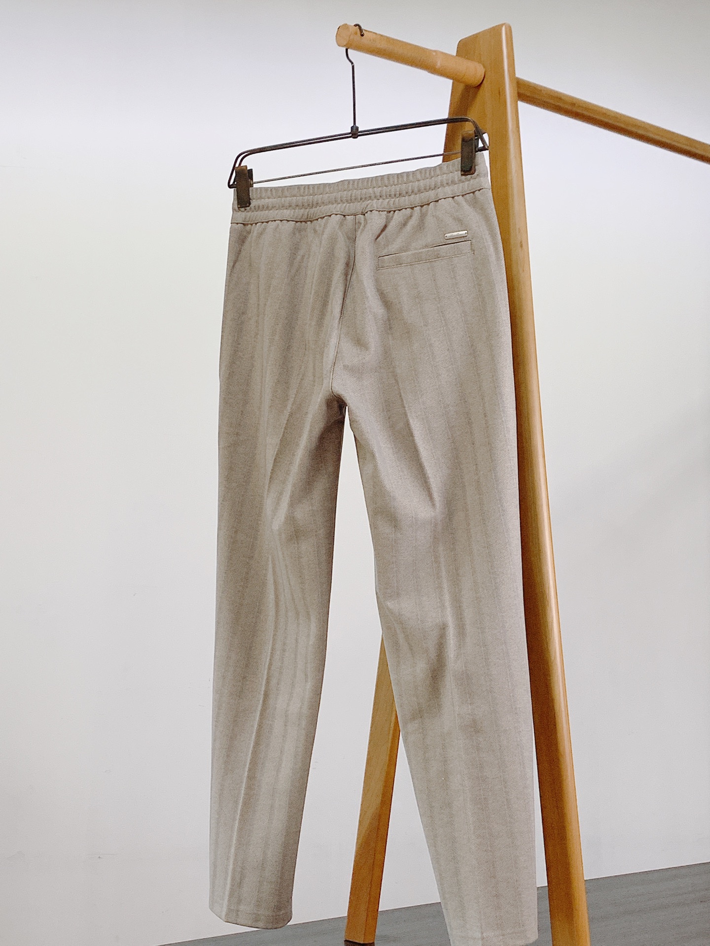 LoroPiana L.P FW早秋新品  人字纹休闲裤👖意式轻奢的松弛感直接拉满。高质感混纺羊毛打造经典人字纹肌理，面