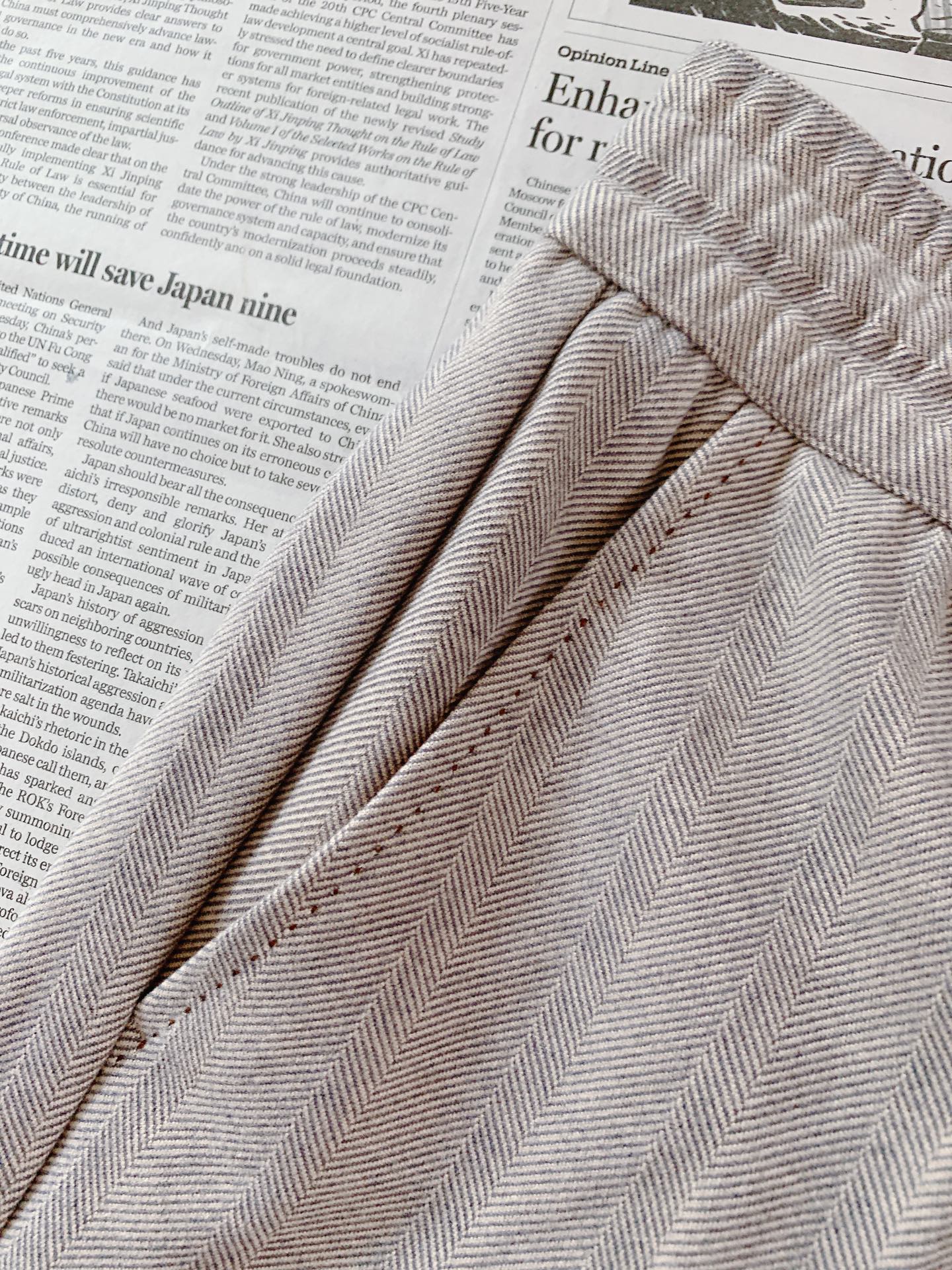 LoroPiana L.P FW早秋新品  人字纹休闲裤👖意式轻奢的松弛感直接拉满。高质感混纺羊毛打造经典人字纹肌理，面