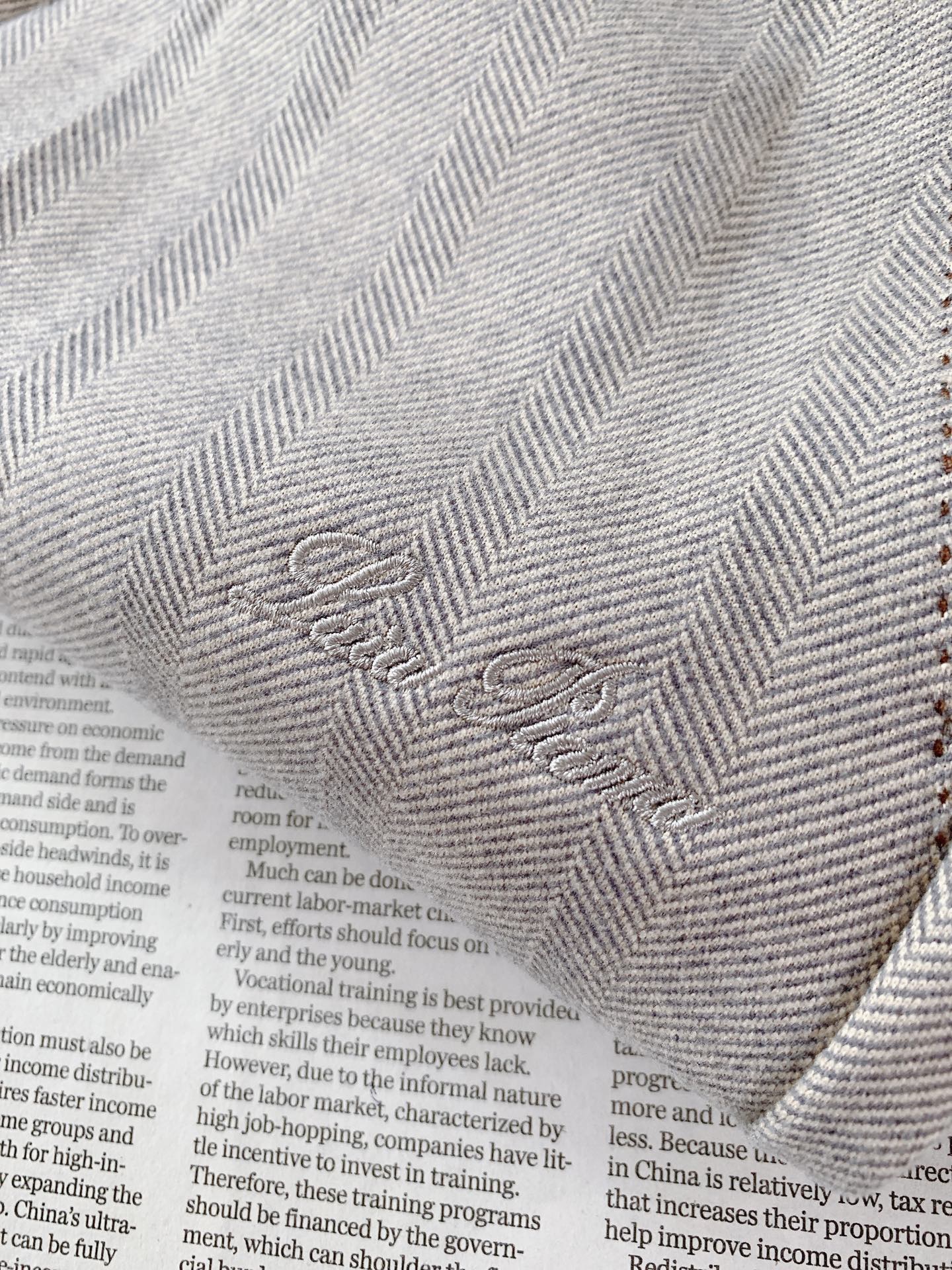 LoroPiana L.P FW早秋新品  人字纹休闲裤👖意式轻奢的松弛感直接拉满。高质感混纺羊毛打造经典人字纹肌理，面
