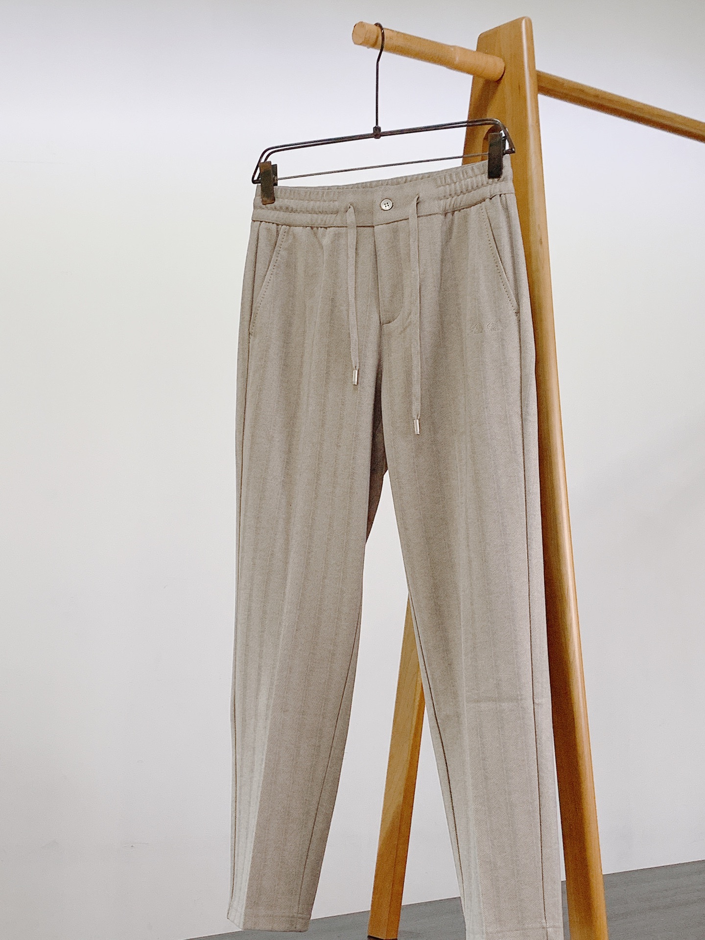 LoroPiana L.P FW早秋新品 人字纹休闲裤👖意式轻奢的松弛感直接拉满。高质感混纺羊毛打造经典人字纹肌理,面 LoroPiana L.P FW早秋新品 人字纹休闲裤👖意式轻奢的松弛感直接拉满。高质感混纺羊毛打造经典人字纹肌理,面