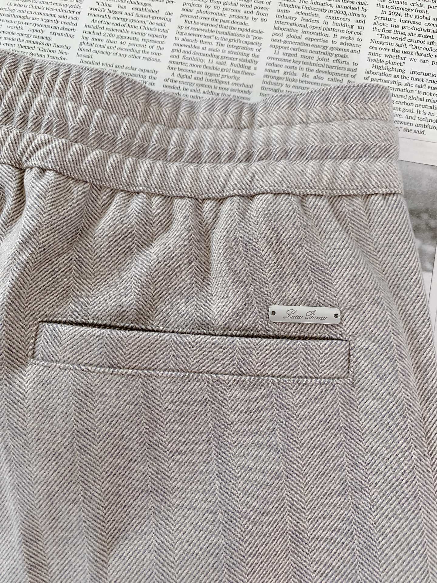 LoroPiana L.P FW早秋新品  人字纹休闲裤👖意式轻奢的松弛感直接拉满。高质感混纺羊毛打造经典人字纹肌理，面