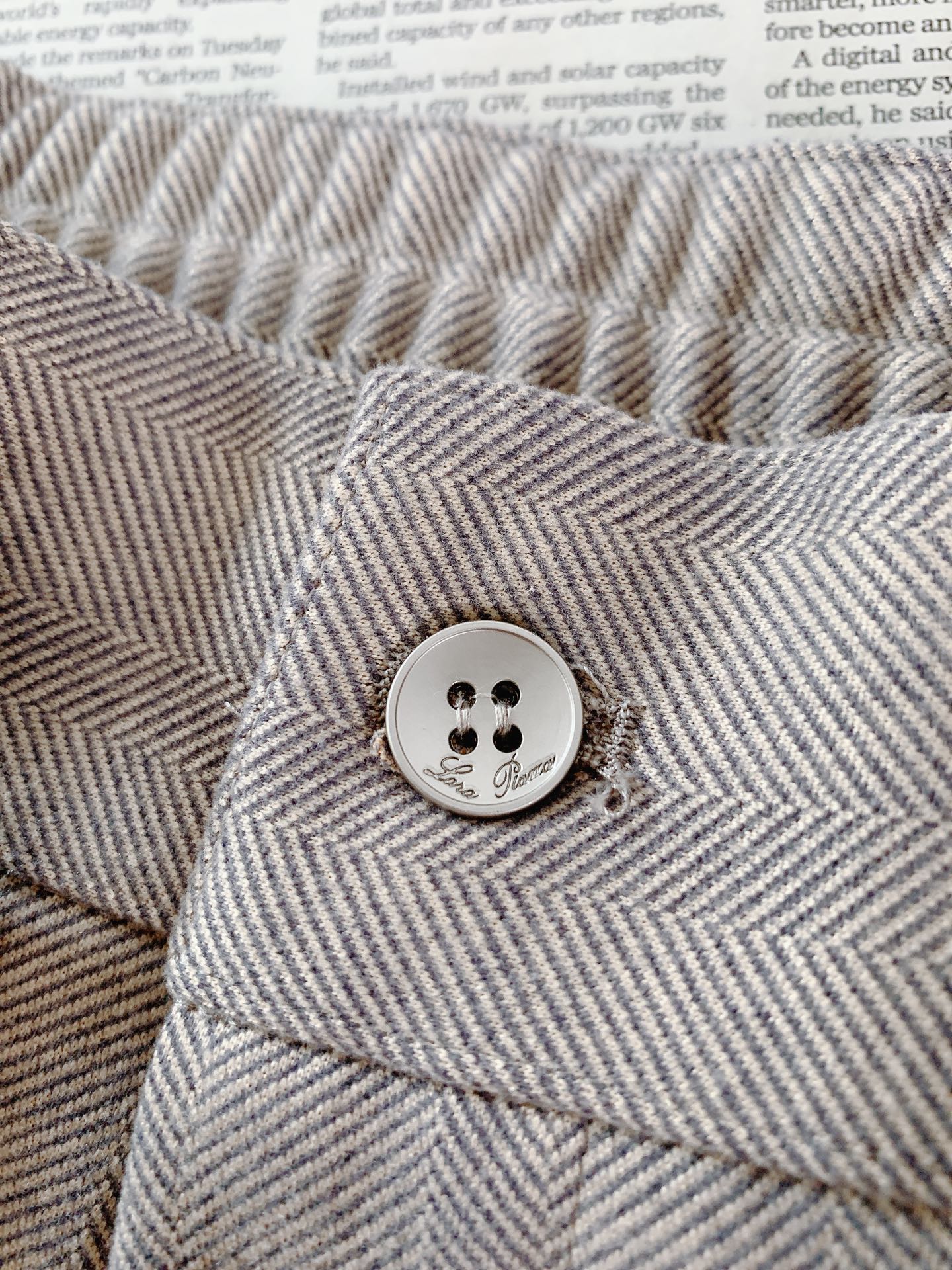 LoroPiana L.P FW早秋新品  人字纹休闲裤👖意式轻奢的松弛感直接拉满。高质感混纺羊毛打造经典人字纹肌理，面