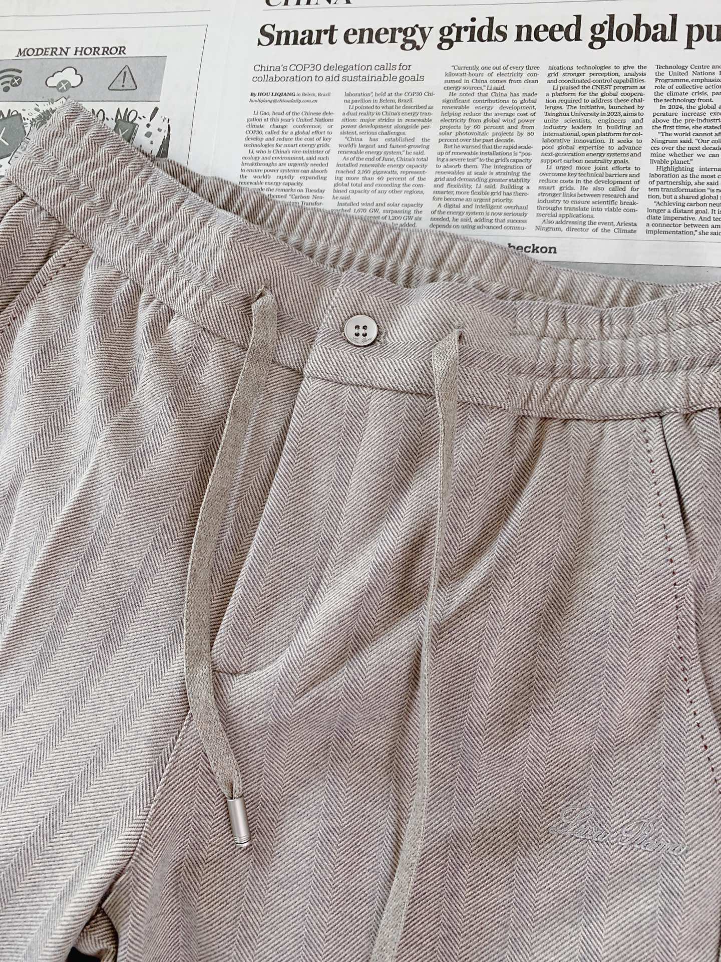 LoroPiana L.P FW早秋新品  人字纹休闲裤👖意式轻奢的松弛感直接拉满。高质感混纺羊毛打造经典人字纹肌理，面