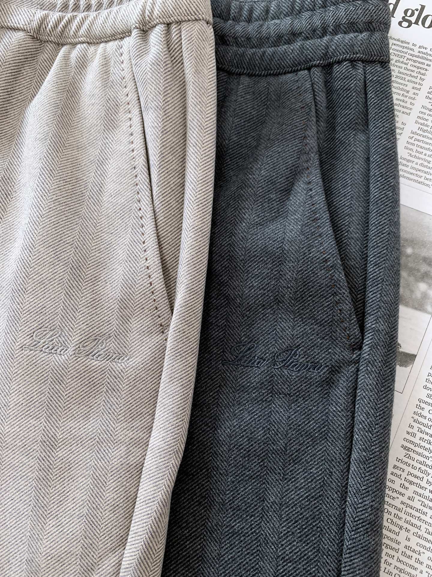 LoroPiana L.P FW早秋新品  人字纹休闲裤👖意式轻奢的松弛感直接拉满。高质感混纺羊毛打造经典人字纹肌理，面