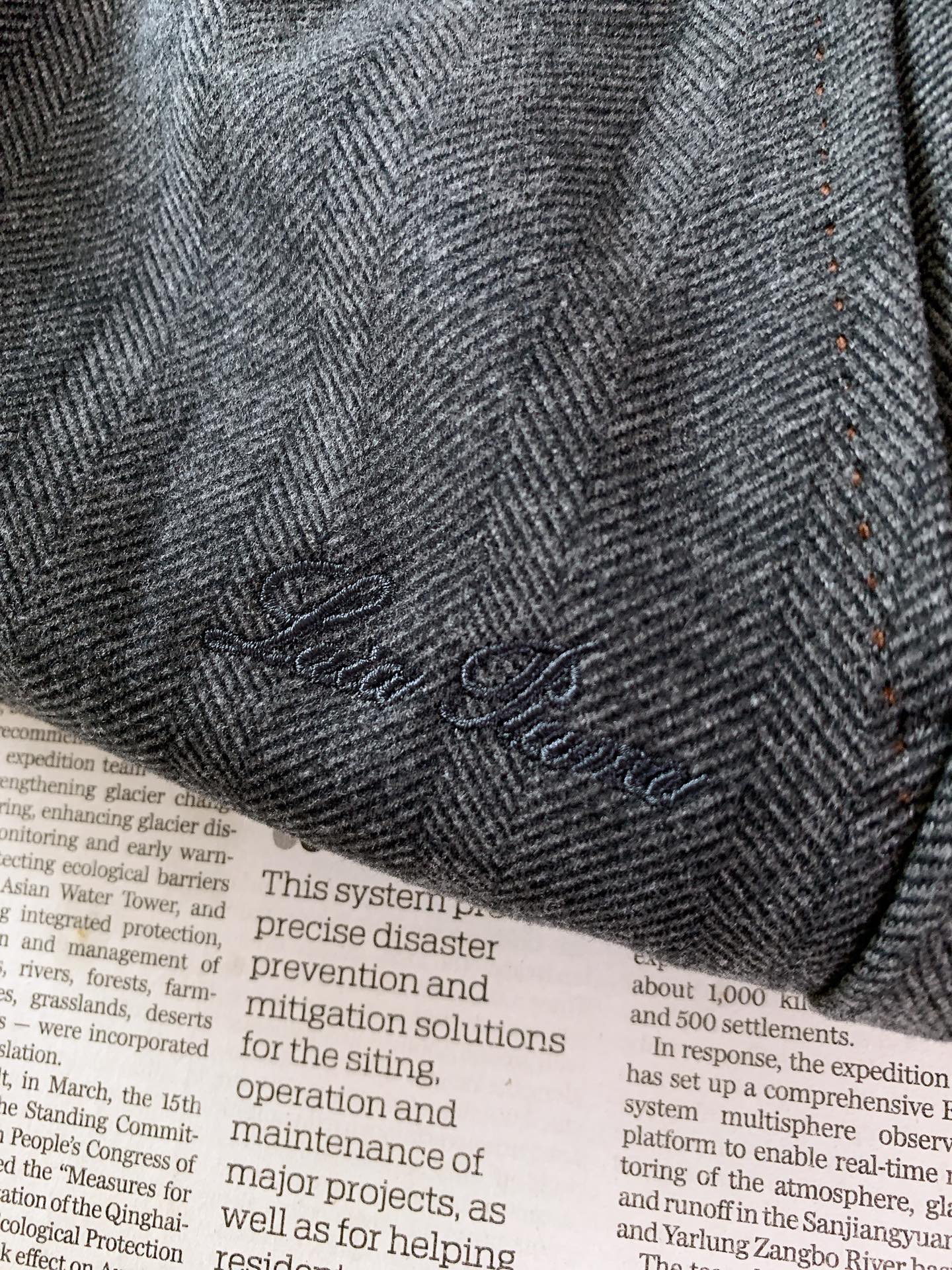 LoroPiana L.P FW早秋新品 人字纹休闲裤👖意式轻奢的松弛感直接拉满。高质感混纺羊毛打造经典人字纹肌理,面 LoroPiana L.P FW早秋新品 人字纹休闲裤👖意式轻奢的松弛感直接拉满。高质感混纺羊毛打造经典人字纹肌理,面
