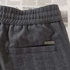 LoroPiana L.P FW早秋新品 人字纹休闲裤👖意式轻奢的松弛感直接拉满。高质感混纺羊毛打造经典人字纹肌理,面 LoroPiana L.P FW早秋新品 人字纹休闲裤👖意式轻奢的松弛感直接拉满。高质感混纺羊毛打造经典人字纹肌理,面