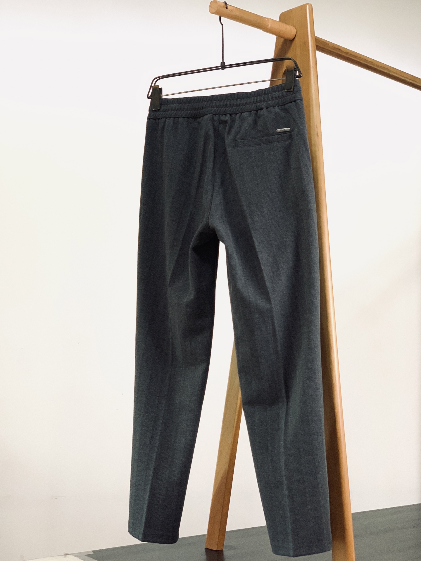 LoroPiana L.P FW早秋新品 人字纹休闲裤👖意式轻奢的松弛感直接拉满。高质感混纺羊毛打造经典人字纹肌理,面 LoroPiana L.P FW早秋新品 人字纹休闲裤👖意式轻奢的松弛感直接拉满。高质感混纺羊毛打造经典人字纹肌理,面