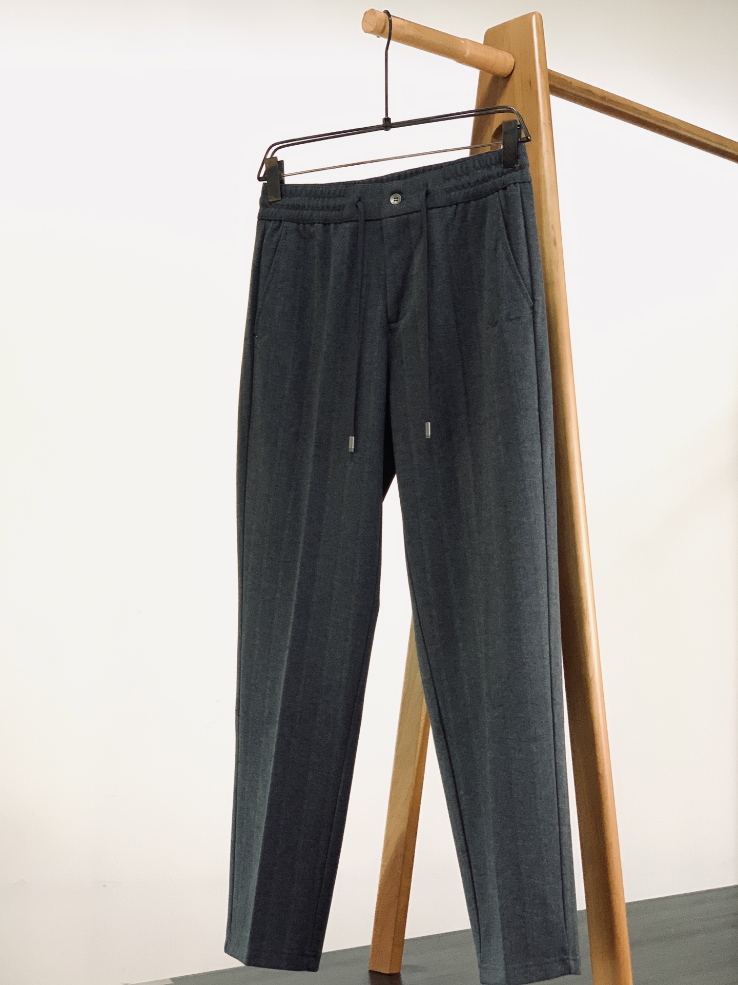 LoroPiana L.P FW早秋新品 人字纹休闲裤👖意式轻奢的松弛感直接拉满。高质感混纺羊毛打造经典人字纹肌理,面 LoroPiana L.P FW早秋新品 人字纹休闲裤👖意式轻奢的松弛感直接拉满。高质感混纺羊毛打造经典人字纹肌理,面