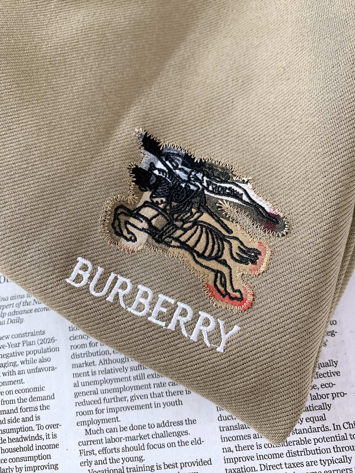Burberry 巴宝莉 2026FW早秋新品 直筒休闲卫裤👖高克重针织面料上身软糯垂顺，兼顾舒适度与版型质感，久穿不易