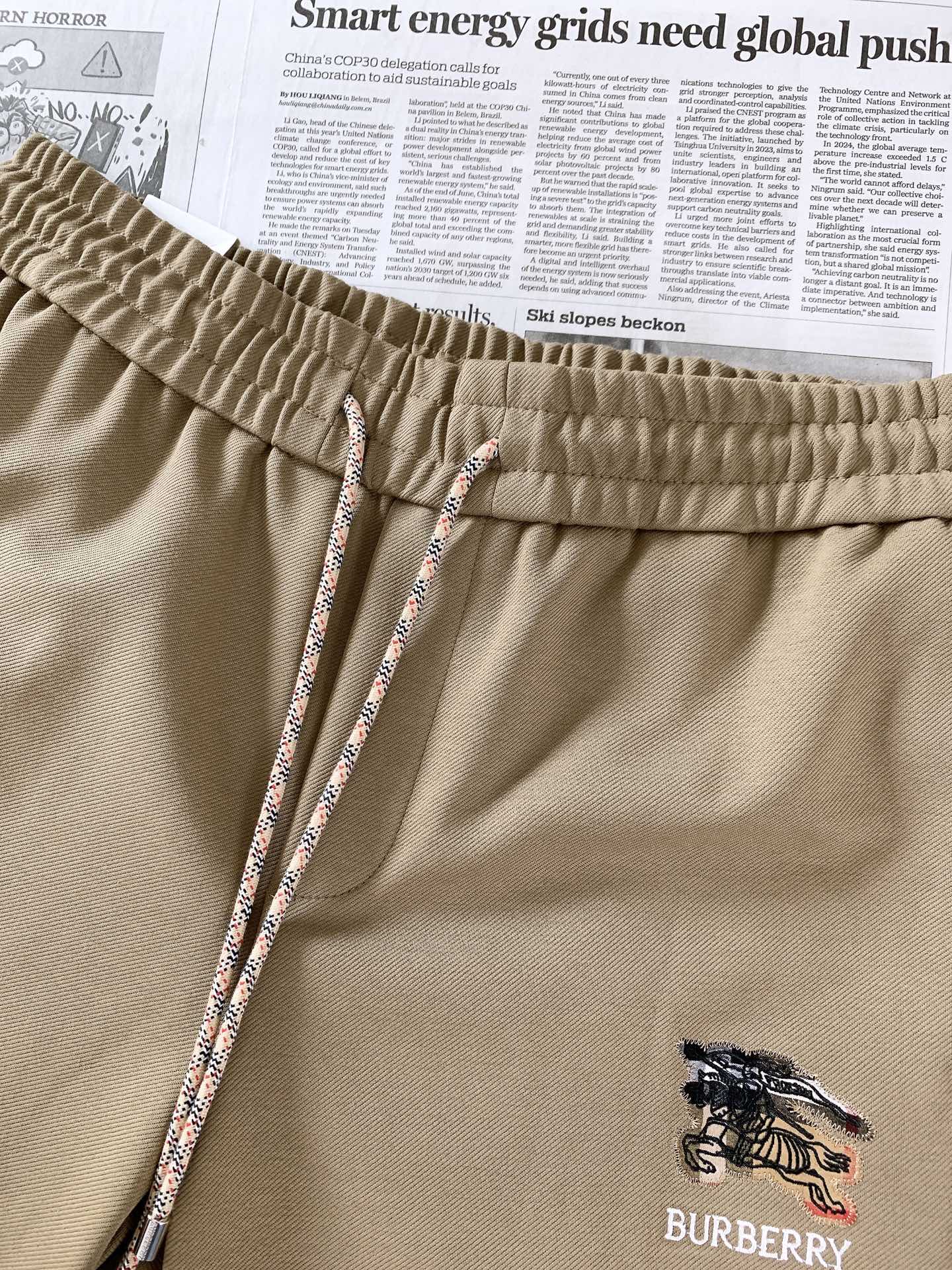 Burberry 巴宝莉 2026FW早秋新品 直筒休闲卫裤👖高克重针织面料上身软糯垂顺，兼顾舒适度与版型质感，久穿不易