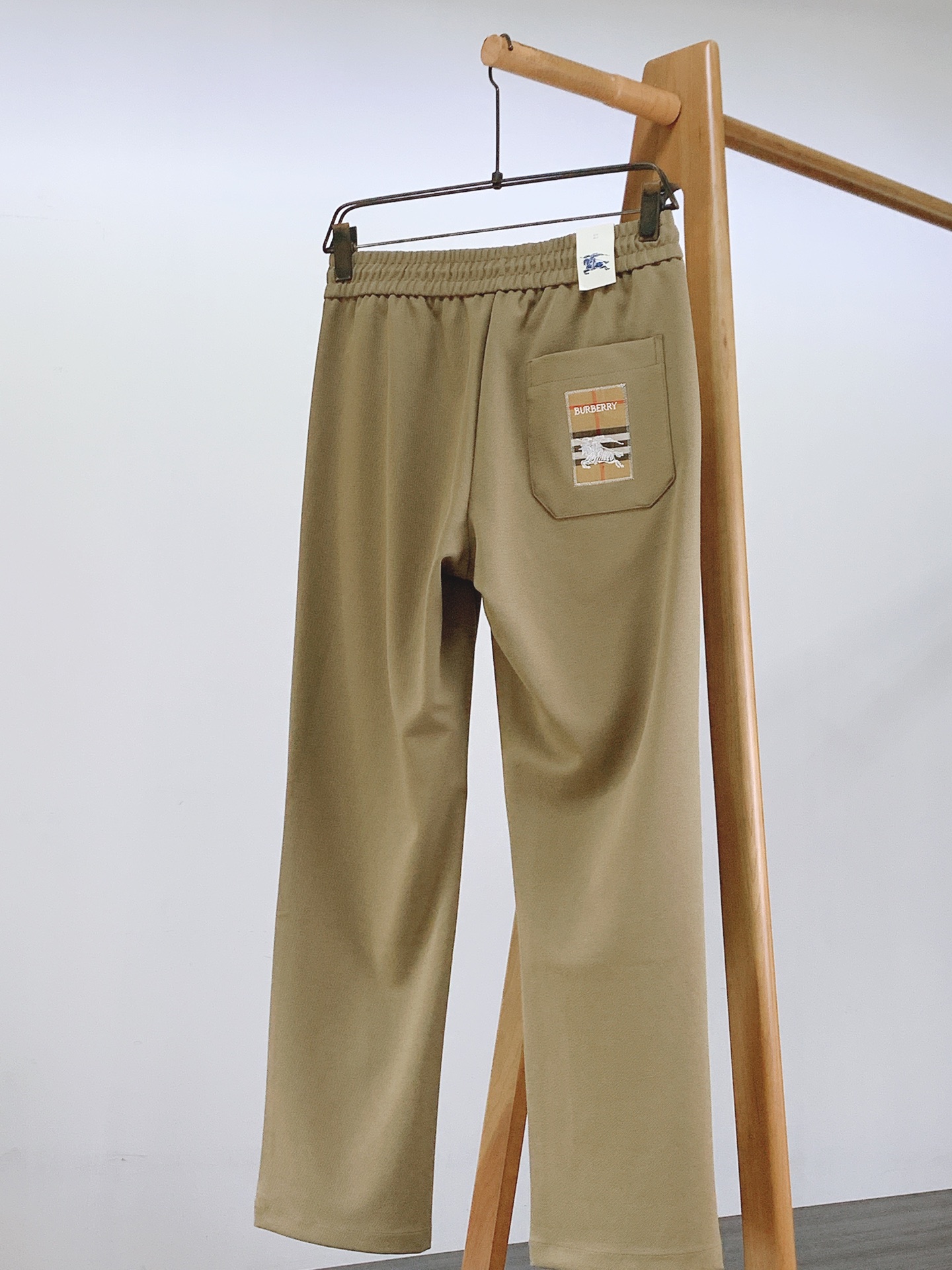 Burberry 巴宝莉 2026FW早秋新品 直筒休闲卫裤👖高克重针织面料上身软糯垂顺，兼顾舒适度与版型质感，久穿不易