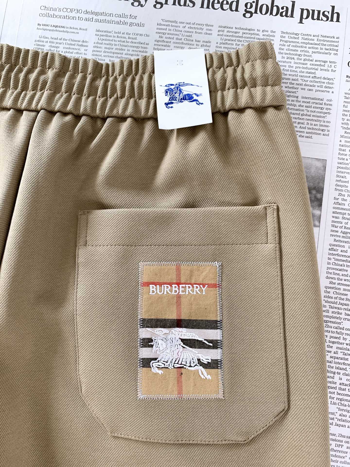 Burberry 巴宝莉 2026FW早秋新品 直筒休闲卫裤👖高克重针织面料上身软糯垂顺，兼顾舒适度与版型质感，久穿不易