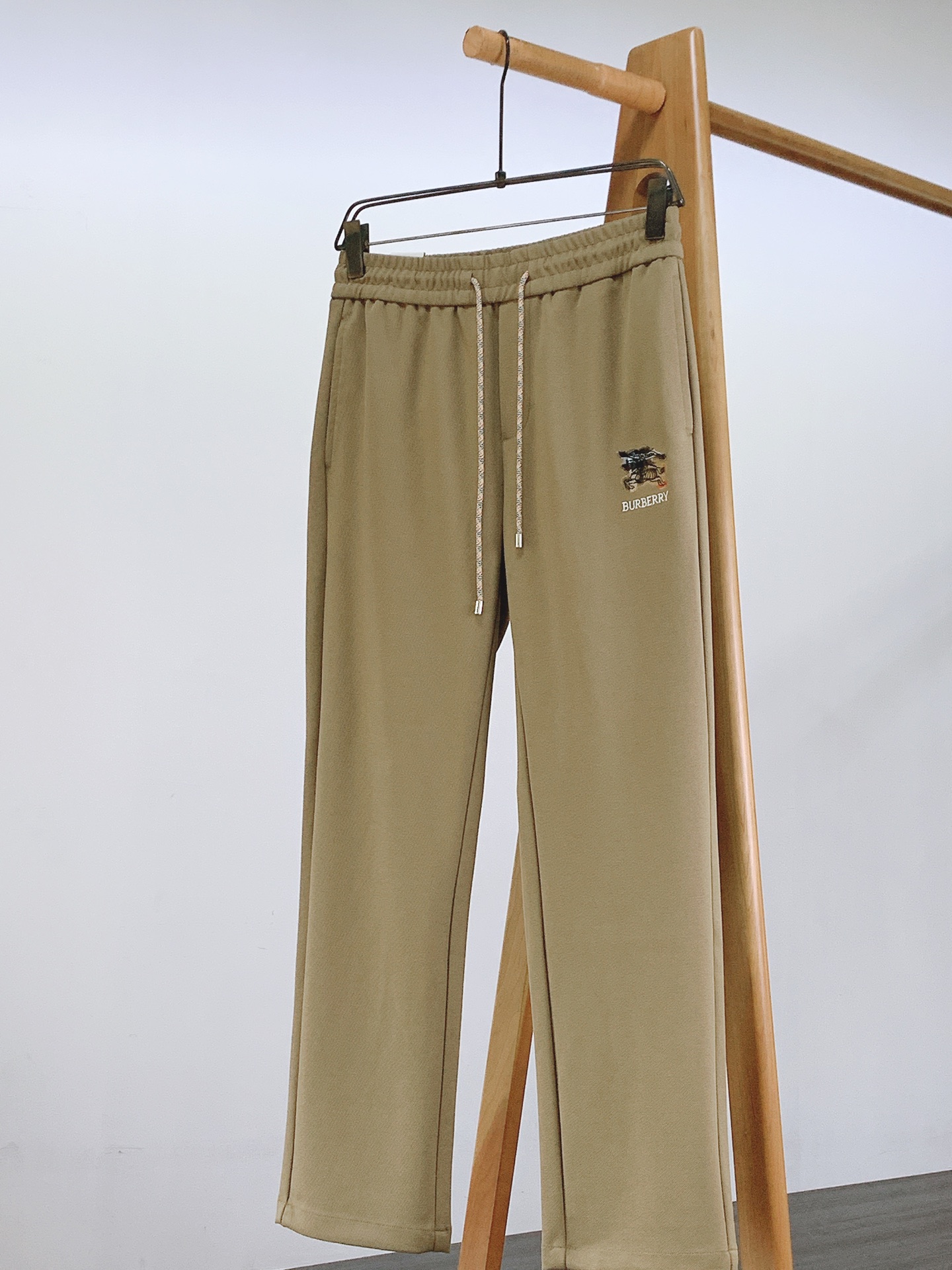 Burberry 巴宝莉 2026FW早秋新品 直筒休闲卫裤👖高克重针织面料上身软糯垂顺,兼顾舒适度与版型质感,久穿不易 Burberry 巴宝莉 2026FW早秋新品 直筒休闲卫裤👖高克重针织面料上身软糯垂顺,兼顾舒适度与版型质感,久穿不易