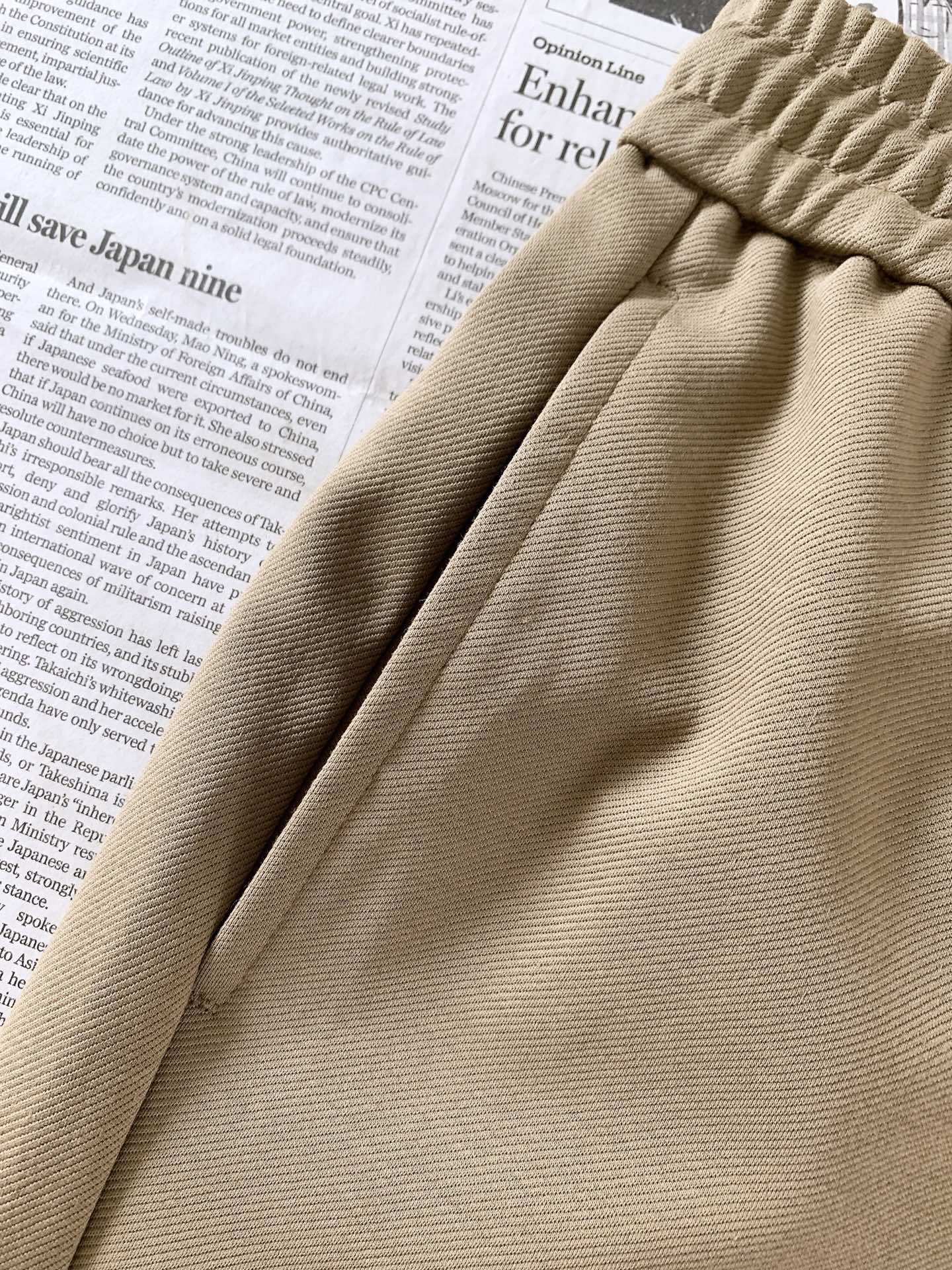 Burberry 巴宝莉 2026FW早秋新品 直筒休闲卫裤👖高克重针织面料上身软糯垂顺，兼顾舒适度与版型质感，久穿不易