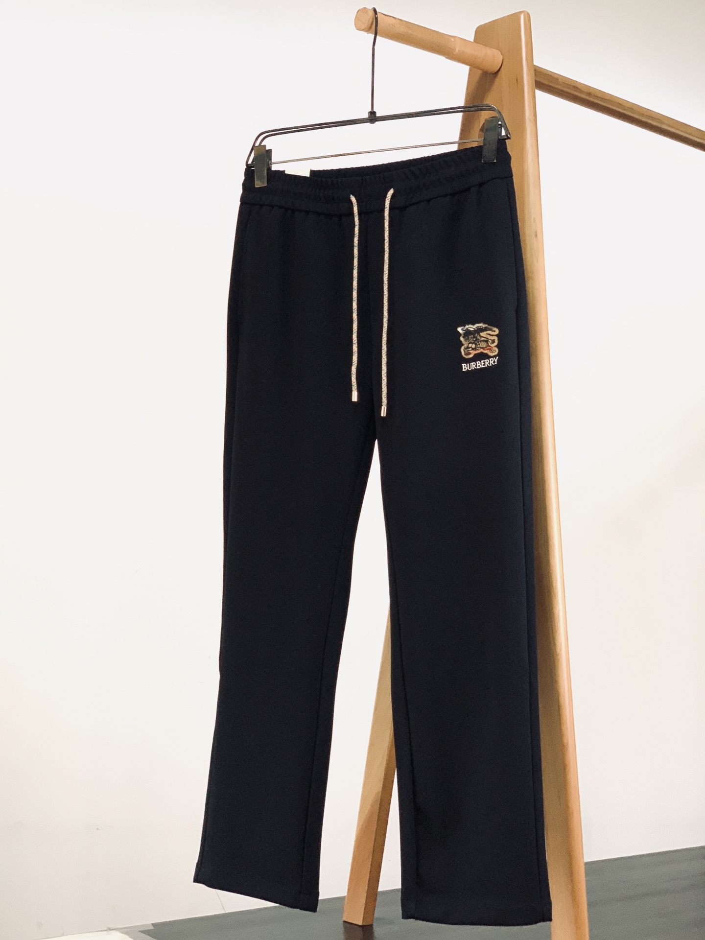 Burberry 巴宝莉 2026FW早秋新品 直筒休闲卫裤👖高克重针织面料上身软糯垂顺,兼顾舒适度与版型质感,久穿不易 Burberry 巴宝莉 2026FW早秋新品 直筒休闲卫裤👖高克重针织面料上身软糯垂顺,兼顾舒适度与版型质感,久穿不易