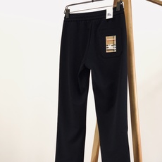 Burberry 巴宝莉 2026FW早秋新品 直筒休闲卫裤👖高克重针织面料上身软糯垂顺,兼顾舒适度与版型质感,久穿不易 Burberry 巴宝莉 2026FW早秋新品 直筒休闲卫裤👖高克重针织面料上身软糯垂顺,兼顾舒适度与版型质感,久穿不易