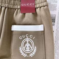 Gucci 古驰 2026FW早秋新品 轻奢刺绣休闲卫裤👖高克重针织面料软糯垂顺,上身舒适有型不易皱。松紧抽绳腰头,织带 Gucci 古驰 2026FW早秋新品 轻奢刺绣休闲卫裤👖高克重针织面料软糯垂顺,上身舒适有型不易皱。松紧抽绳腰头,织带