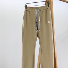 Gucci 古驰 2026FW早秋新品 轻奢刺绣休闲卫裤👖高克重针织面料软糯垂顺,上身舒适有型不易皱。松紧抽绳腰头,织带 Gucci 古驰 2026FW早秋新品 轻奢刺绣休闲卫裤👖高克重针织面料软糯垂顺,上身舒适有型不易皱。松紧抽绳腰头,织带