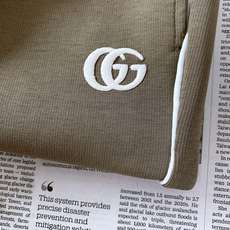 Gucci 古驰 2026FW早秋新品 轻奢刺绣休闲卫裤👖高克重针织面料软糯垂顺,上身舒适有型不易皱。松紧抽绳腰头,织带 Gucci 古驰 2026FW早秋新品 轻奢刺绣休闲卫裤👖高克重针织面料软糯垂顺,上身舒适有型不易皱。松紧抽绳腰头,织带