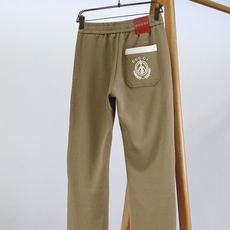 Gucci 古驰 2026FW早秋新品 轻奢刺绣休闲卫裤👖高克重针织面料软糯垂顺,上身舒适有型不易皱。松紧抽绳腰头,织带 Gucci 古驰 2026FW早秋新品 轻奢刺绣休闲卫裤👖高克重针织面料软糯垂顺,上身舒适有型不易皱。松紧抽绳腰头,织带