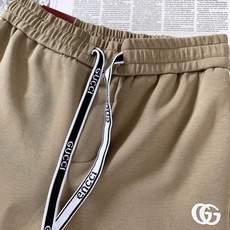 Gucci 古驰 2026FW早秋新品 轻奢刺绣休闲卫裤👖高克重针织面料软糯垂顺,上身舒适有型不易皱。松紧抽绳腰头,织带 Gucci 古驰 2026FW早秋新品 轻奢刺绣休闲卫裤👖高克重针织面料软糯垂顺,上身舒适有型不易皱。松紧抽绳腰头,织带