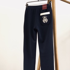 Gucci 古驰 2026FW早秋新品 轻奢刺绣休闲卫裤👖高克重针织面料软糯垂顺,上身舒适有型不易皱。松紧抽绳腰头,织带 Gucci 古驰 2026FW早秋新品 轻奢刺绣休闲卫裤👖高克重针织面料软糯垂顺,上身舒适有型不易皱。松紧抽绳腰头,织带