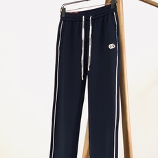 Gucci 古驰 2026FW早秋新品 轻奢刺绣休闲卫裤👖高克重针织面料软糯垂顺,上身舒适有型不易皱。松紧抽绳腰头,织带 Gucci 古驰 2026FW早秋新品 轻奢刺绣休闲卫裤👖高克重针织面料软糯垂顺,上身舒适有型不易皱。松紧抽绳腰头,织带