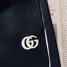 Gucci 古驰 2026FW早秋新品 轻奢刺绣休闲卫裤👖高克重针织面料软糯垂顺,上身舒适有型不易皱。松紧抽绳腰头,织带 Gucci 古驰 2026FW早秋新品 轻奢刺绣休闲卫裤👖高克重针织面料软糯垂顺,上身舒适有型不易皱。松紧抽绳腰头,织带
