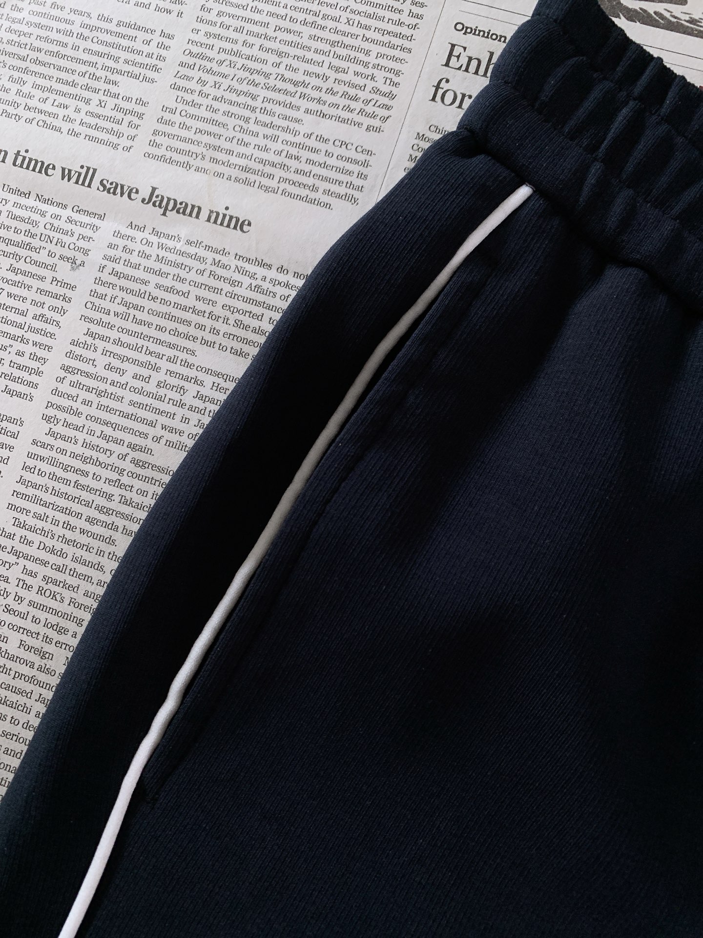 Gucci 古驰 2026FW早秋新品 轻奢刺绣休闲卫裤👖高克重针织面料软糯垂顺,上身舒适有型不易皱。松紧抽绳腰头,织带 Gucci 古驰 2026FW早秋新品 轻奢刺绣休闲卫裤👖高克重针织面料软糯垂顺,上身舒适有型不易皱。松紧抽绳腰头,织带