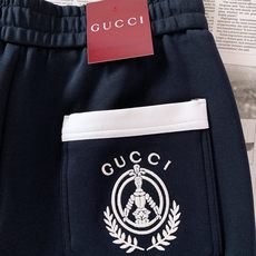 Gucci 古驰 2026FW早秋新品 轻奢刺绣休闲卫裤👖高克重针织面料软糯垂顺,上身舒适有型不易皱。松紧抽绳腰头,织带 Gucci 古驰 2026FW早秋新品 轻奢刺绣休闲卫裤👖高克重针织面料软糯垂顺,上身舒适有型不易皱。松紧抽绳腰头,织带