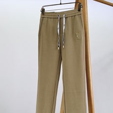 LouisVuitton 路易威登 2026FW早秋新品 轻奢直筒休闲卫裤👖高克重针织面料软糯垂顺,上身松弛不压身。松紧 LouisVuitton 路易威登 2026FW早秋新品 轻奢直筒休闲卫裤👖高克重针织面料软糯垂顺,上身松弛不压身。松紧