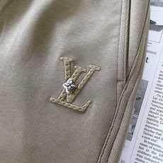 LouisVuitton 路易威登 2026FW早秋新品 轻奢直筒休闲卫裤👖高克重针织面料软糯垂顺,上身松弛不压身。松紧 LouisVuitton 路易威登 2026FW早秋新品 轻奢直筒休闲卫裤👖高克重针织面料软糯垂顺,上身松弛不压身。松紧