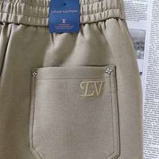 LouisVuitton 路易威登 2026FW早秋新品 轻奢直筒休闲卫裤👖高克重针织面料软糯垂顺,上身松弛不压身。松紧 LouisVuitton 路易威登 2026FW早秋新品 轻奢直筒休闲卫裤👖高克重针织面料软糯垂顺,上身松弛不压身。松紧