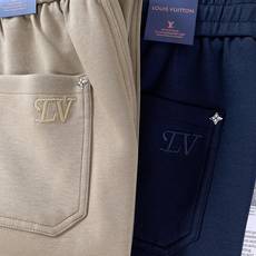 LouisVuitton 路易威登 2026FW早秋新品 轻奢直筒休闲卫裤👖高克重针织面料软糯垂顺,上身松弛不压身。松紧 LouisVuitton 路易威登 2026FW早秋新品 轻奢直筒休闲卫裤👖高克重针织面料软糯垂顺,上身松弛不压身。松紧