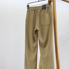 LouisVuitton 路易威登 2026FW早秋新品 轻奢直筒休闲卫裤👖高克重针织面料软糯垂顺,上身松弛不压身。松紧 LouisVuitton 路易威登 2026FW早秋新品 轻奢直筒休闲卫裤👖高克重针织面料软糯垂顺,上身松弛不压身。松紧