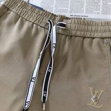 LouisVuitton 路易威登 2026FW早秋新品 轻奢直筒休闲卫裤👖高克重针织面料软糯垂顺,上身松弛不压身。松紧 LouisVuitton 路易威登 2026FW早秋新品 轻奢直筒休闲卫裤👖高克重针织面料软糯垂顺,上身松弛不压身。松紧