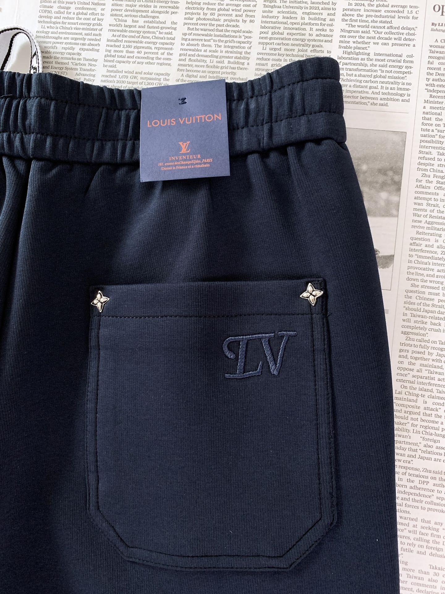LouisVuitton 路易威登 2026FW早秋新品 轻奢直筒休闲卫裤👖高克重针织面料软糯垂顺,上身松弛不压身。松紧 LouisVuitton 路易威登 2026FW早秋新品 轻奢直筒休闲卫裤👖高克重针织面料软糯垂顺,上身松弛不压身。松紧